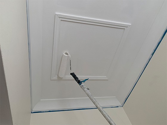 painting a bathroom ceiling using a paint roller